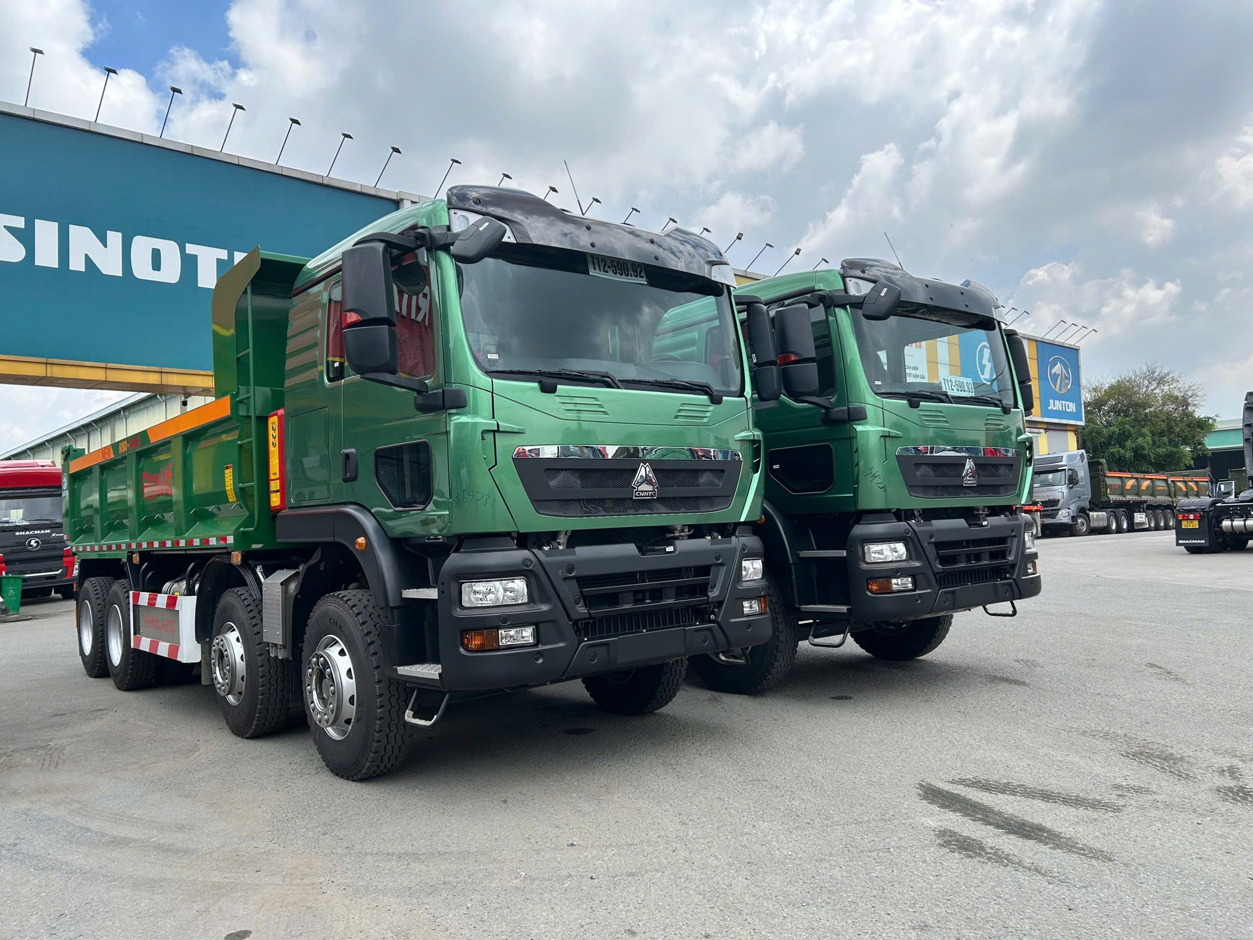 HOWO 4 CHÂN 340HP THÙNG ĐÚC